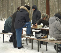 Мужчины, увлечённо играющие в шахматы на морозе.jpg