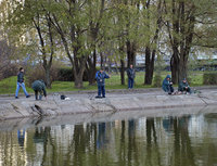 Рыбаки на берегу городского пруда.jpg