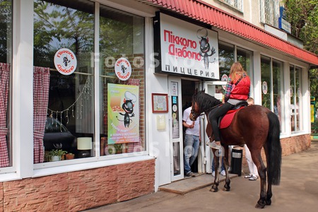 лошадь,_ресторан