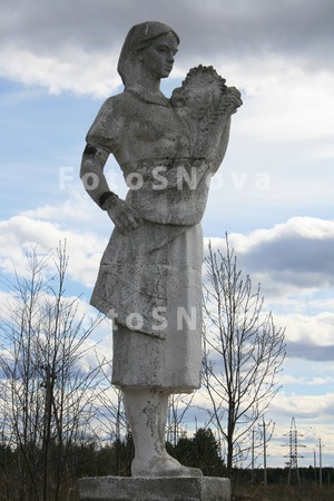 Памятник,_девушк