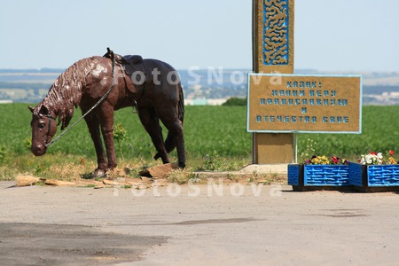 Памятник,_казаки