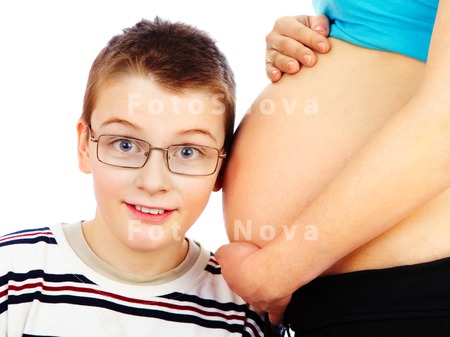 family_child_listening_pregnan