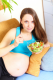 lifestyles_pregnancy_salad_fem