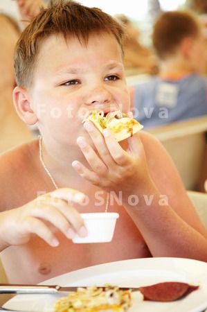 eating_pizza_boys_child_food_l