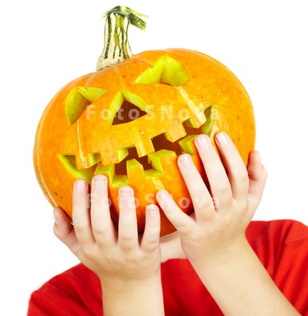 halloween_child_pumpkin_carvin