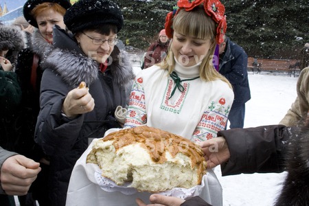 девушка,_каравай