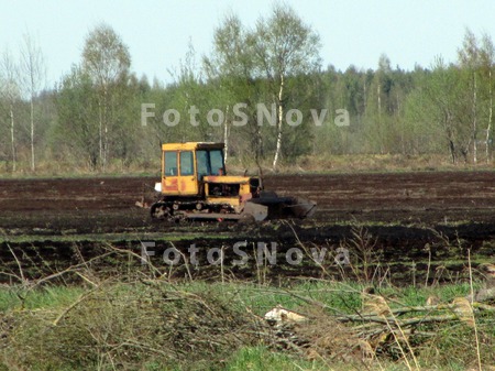 Трактор,_поле,_зе