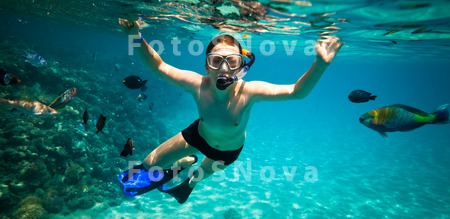 underwater_boy_coral_diving_pe