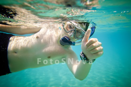 underwater_boy_coral_diving_pe