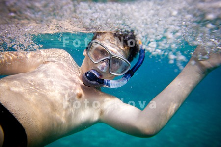 underwater_boy_coral_diving_pe