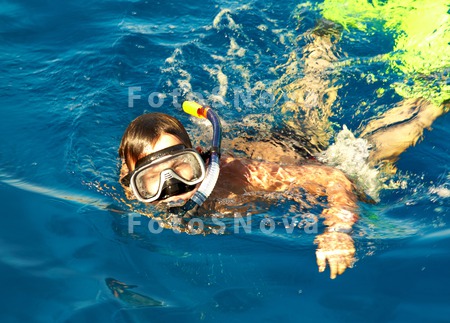 child_boy_underwater_tube_mask