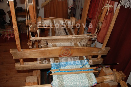 museum_loom_weaving_shuttle_li