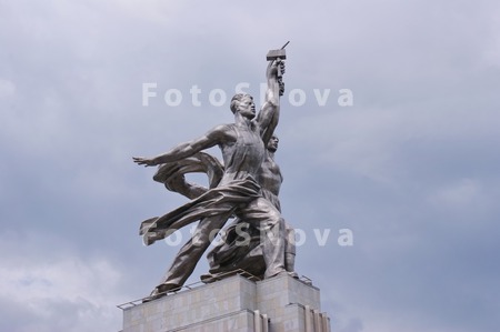 pamyatnik,_pedestal,_soorujeni