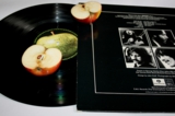 Gramplastinka,_vinil,_yabloko,