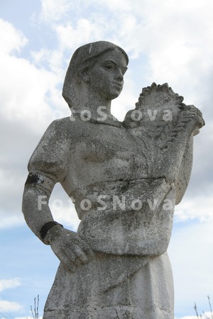 Pamyatnik,_devushka,_kolosya._