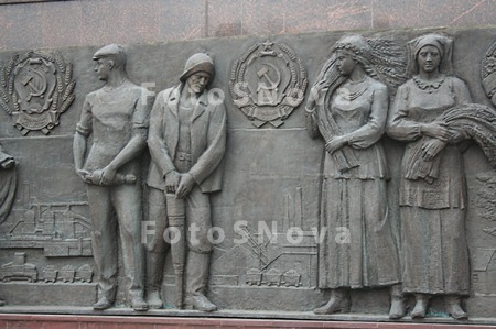Rabochiy,_Kolhoznitsa,_monumen