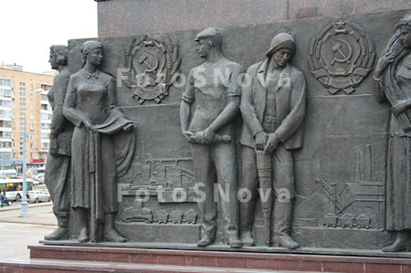 Rabochiy,_Kolhoznitsa,_monumen