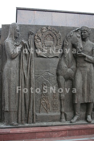 Rabochiy,_Kolhoznitsa,_monumen
