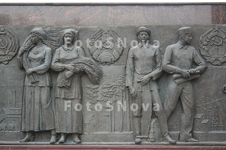 Rabochiy,_Kolhoznitsa,_monumen