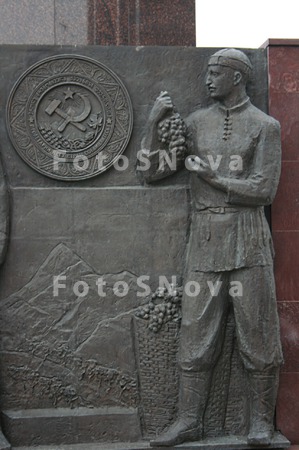 Rabochiy,_Kolhoznitsa,_monumen