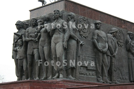 Rabochiy,_Kolhoznitsa,_monumen