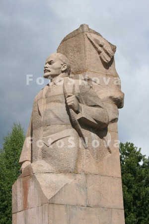 Lenin,_Ulyanov,_pamyatnik,_rev
