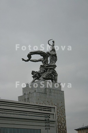 Rabochiy,_Kolhoznitsa,_monumen