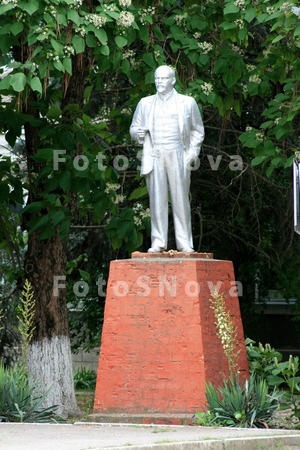 Lenin,_Ulyanov,_pamyatnik,_rev