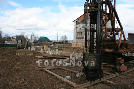 Stroitelstvo,_svaya,_traktor,_