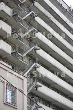 Ulitsa,_dom,_balkon,_pojarnaya