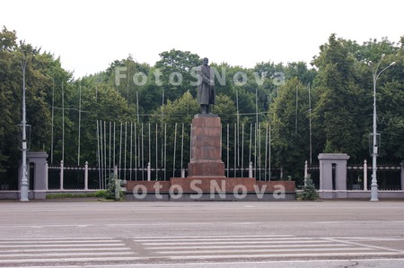 pamyatnik,_statuya,_pedestal,_