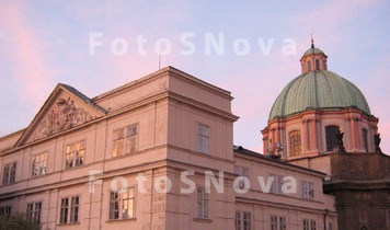 Dom,_Praga,_chehiya,_luchi_zak