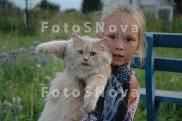 Devochka_kot_dacha_leto_prirod