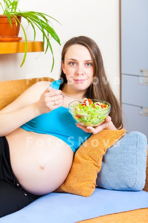 lifestyles_pregnancy_salad_fem