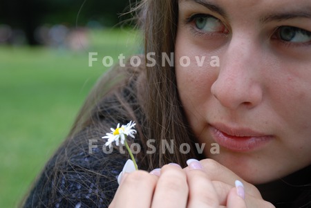 devushka_romashka_litso_ruki_k