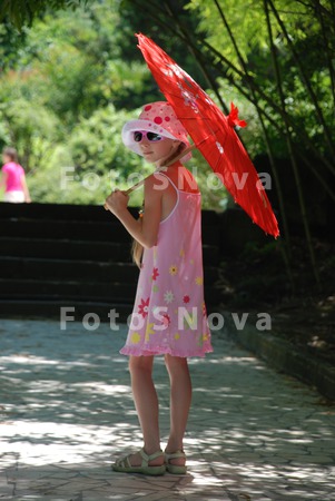 devochka;_stoit;_plate;_ochki;