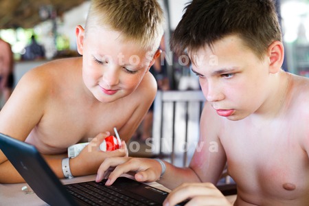 laptop_computer_child_beach_ho