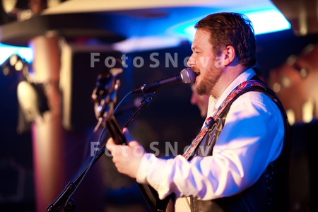 music_guitar_string_performer_