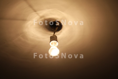 Lampochka_Svet_Potolok_Svetit