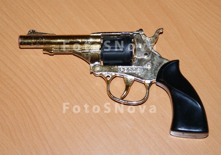 pistolet,_nagan,_orujie,_detsk