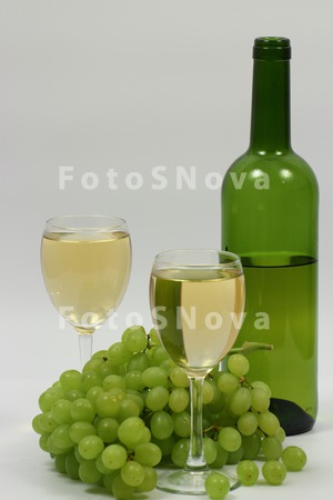 Vinograd,_beloe,_vino,_bokalyi