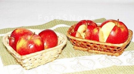 yabloki,_fruktyi,_belyiy,_fon,