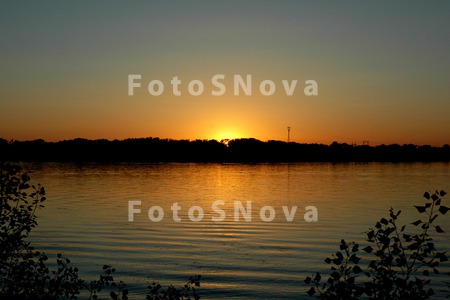 reka,_Volga,_zakat,_priroda,_v