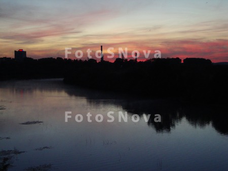 Reka,_vodorosli,_noch,_derevya