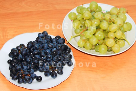 vinograd,_stol,_fruktyi,_raste