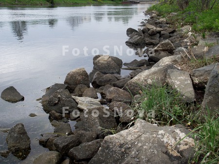 kanal,_voda,_kamni