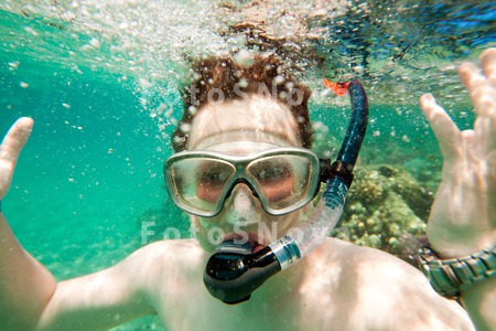 underwater_boy_coral_diving_pe
